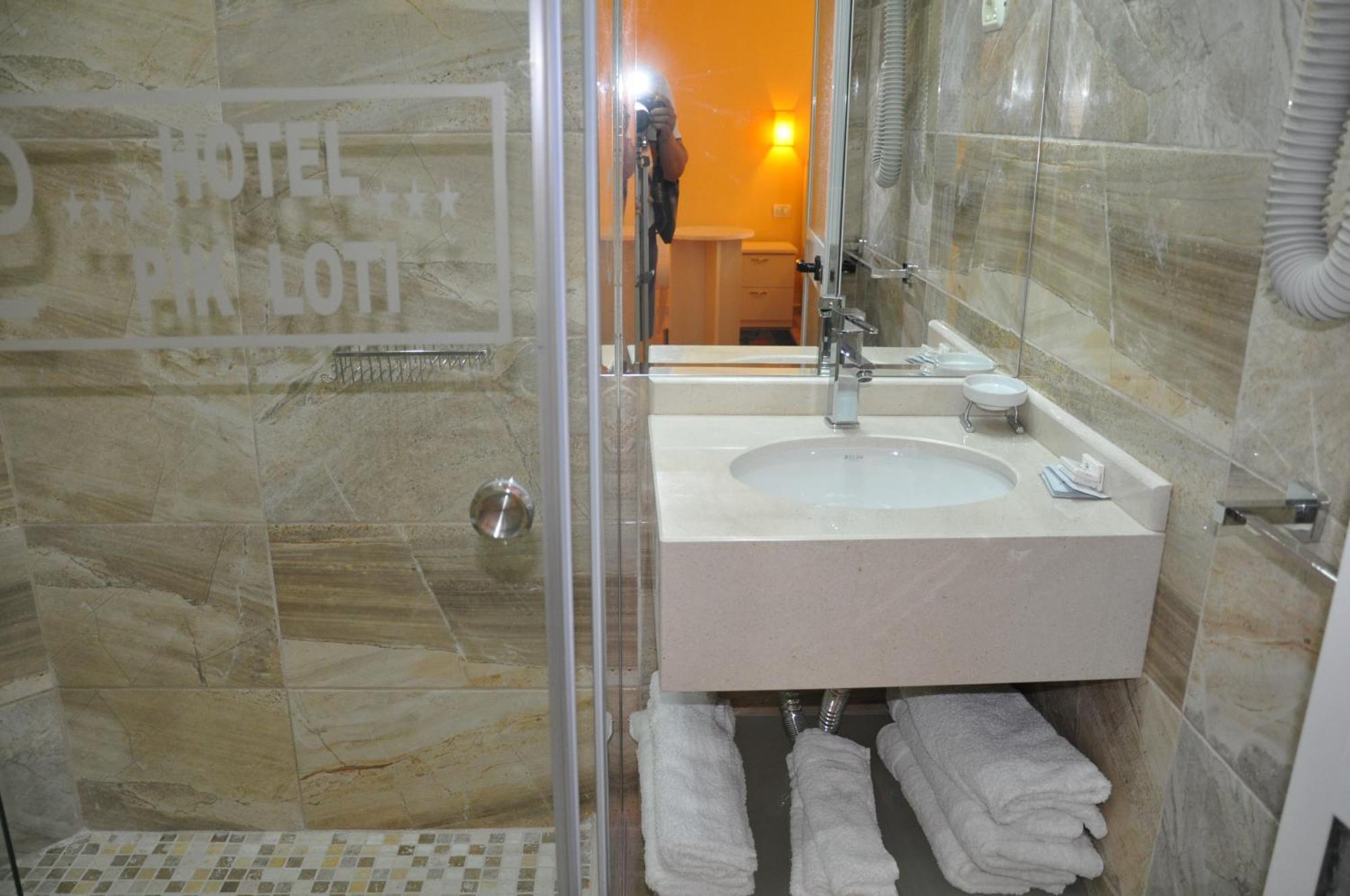 Hotel Pik Loti Tirana Quarto foto
