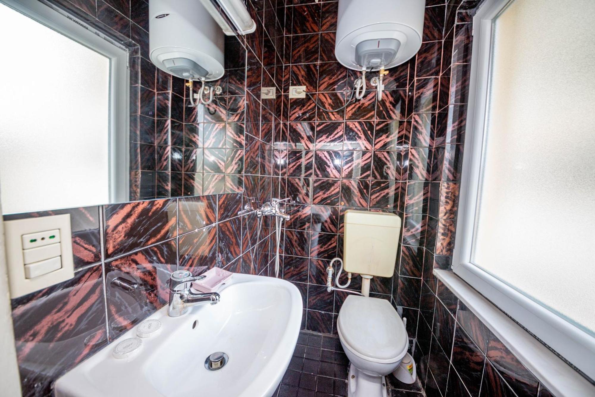 Hotel Pik Loti Tirana Quarto foto