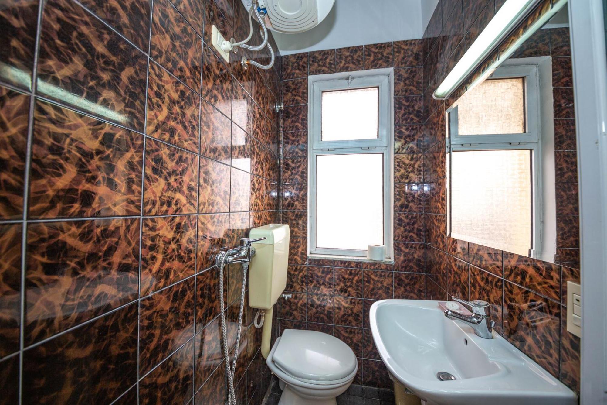 Hotel Pik Loti Tirana Quarto foto